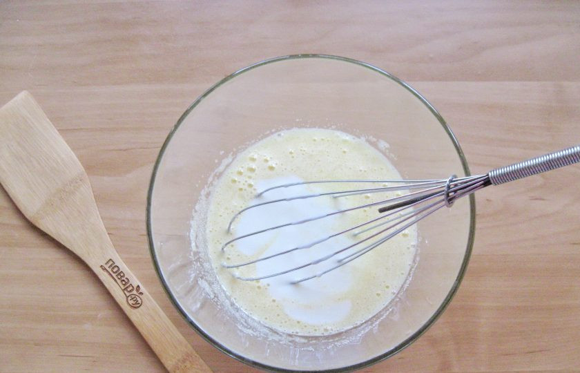 1. Этап. Кекс на кефире с корицей: Влейте кефир и насыпьте соду.