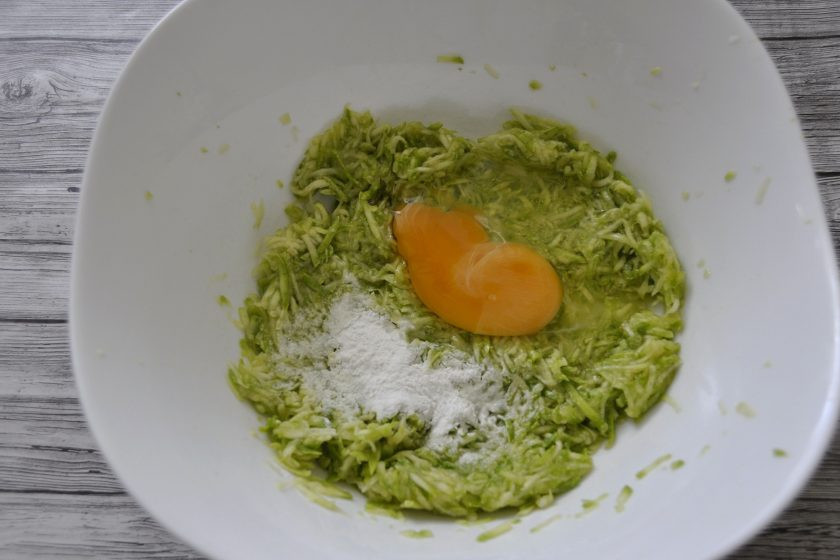 1. Этап. Кабачковые оладьи без муки: Добавьте к кабачку крахмал и яйцо.