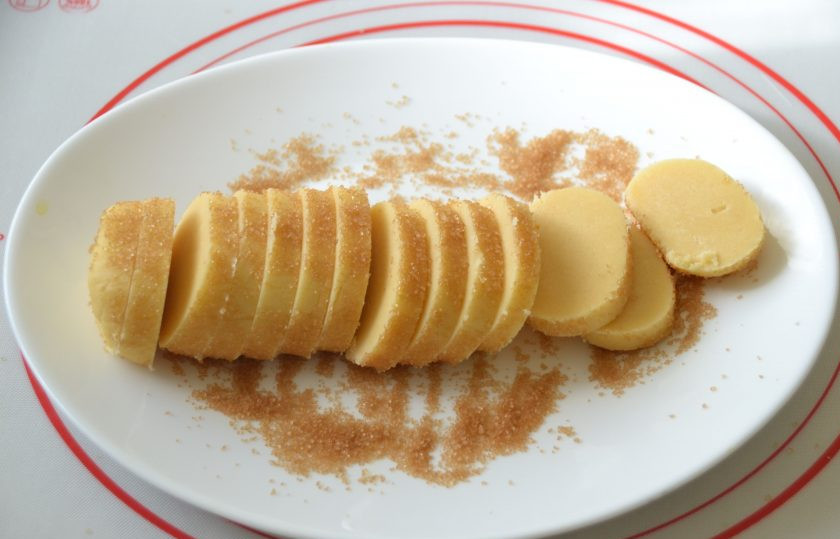 1. Этап. Бретонское песочное тесто: Аккуратно нарежьте тесто на кусочки толщиной около 5 мм.