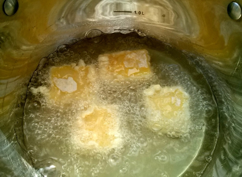 1. Этап. Жареное молоко: Уменьшите огонь до минимума, опускайте крем в горячее масло, обжаривайте там с двух сторон до румянца.