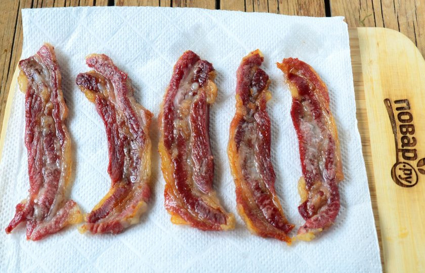 1. Этап. Бекон в шоколаде на вечеринку: Вот наш бекон готов. Его следует выложить на бумажные полотенца, чтобы убрать лишний жир. Кстати, бекон можно также запекать на решетке, тогда жир весь стечет в поддон.