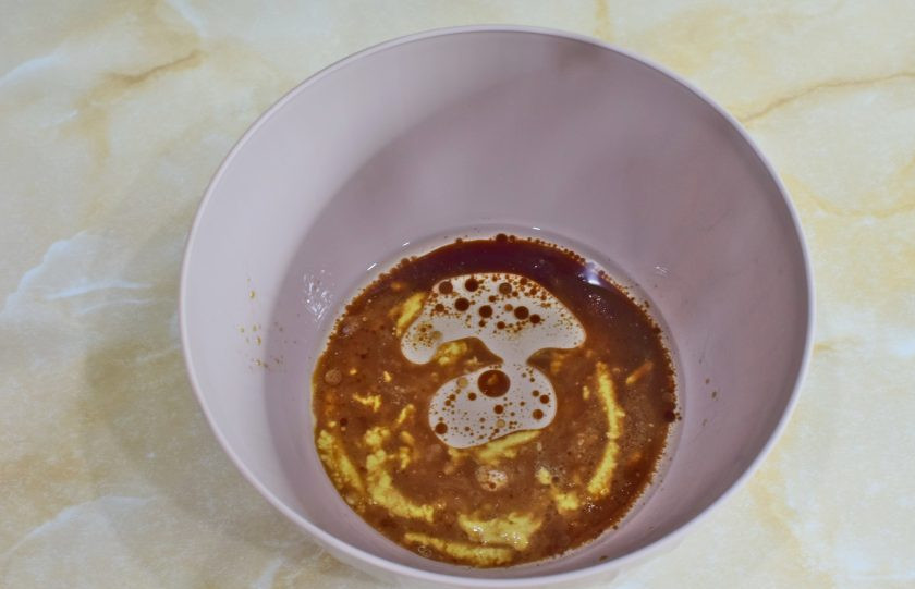 1. Этап. Карбонат в мультиварке: Для приготовления маринада влейте в чашу соевый соус и растительное масло. Добавьте горчицу.