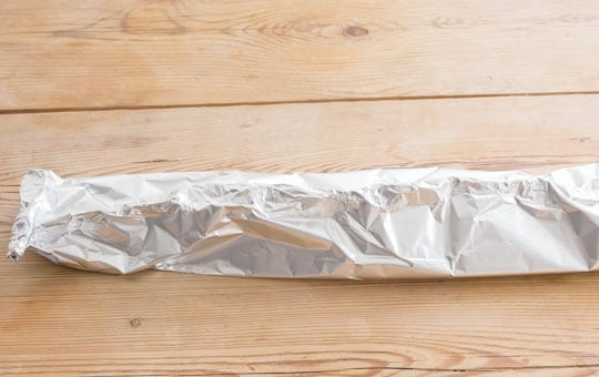 1. Этап. Лосось с зеленым соусом: 2. Оберните рыбку в фольгу, чтобы нигде не оставалось дыр. Отправьте рыбку в разогретый до 120-130 градусов духовой шкаф на 25-30 минут. Взбейте в блендере до однородной массы свежий кориандр, петрушку, оставшееся оливковое масло, 3 столовые ложки лимонного сока, 1 зубчик чеснока, соль и перец.