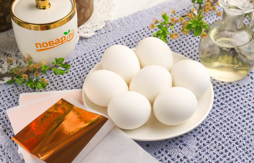 1. Этап. Яйца с поталью: Подготовьте указанные продукты. Приобретите яйца с белой скорлупой — на них поталь смотрится более выигрышно, нежели на коричневых.