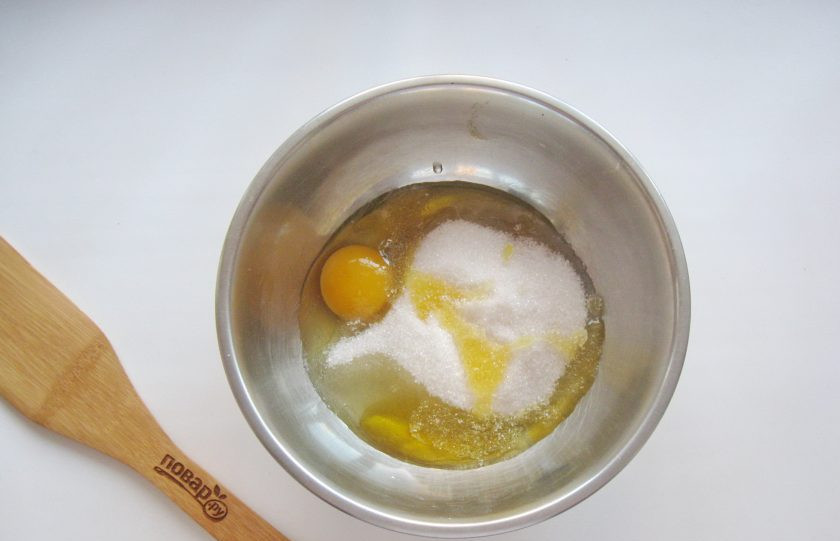 1. Этап. Торт Престиж: Влейте жидкий мёд.