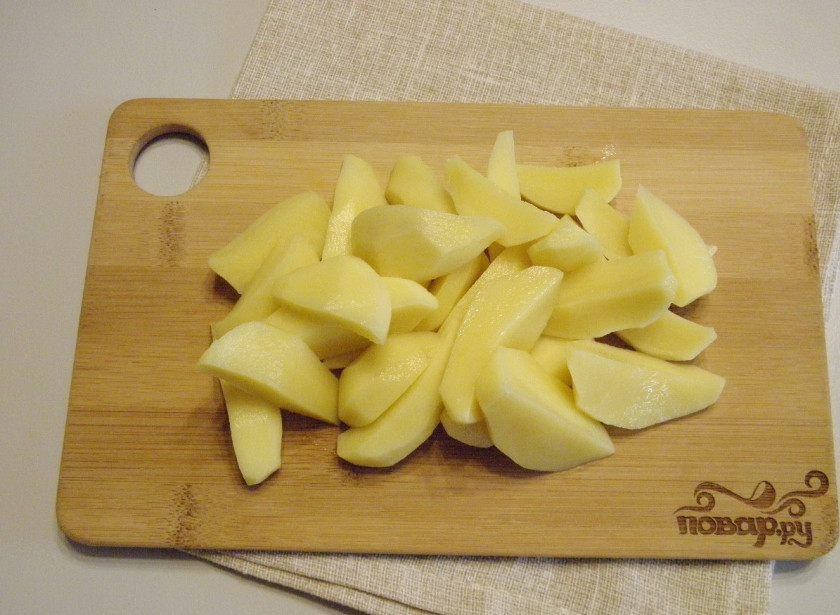 1. Этап. Крем-суп из чечевицы: Очистите картофель, порежьте его на 4 части.