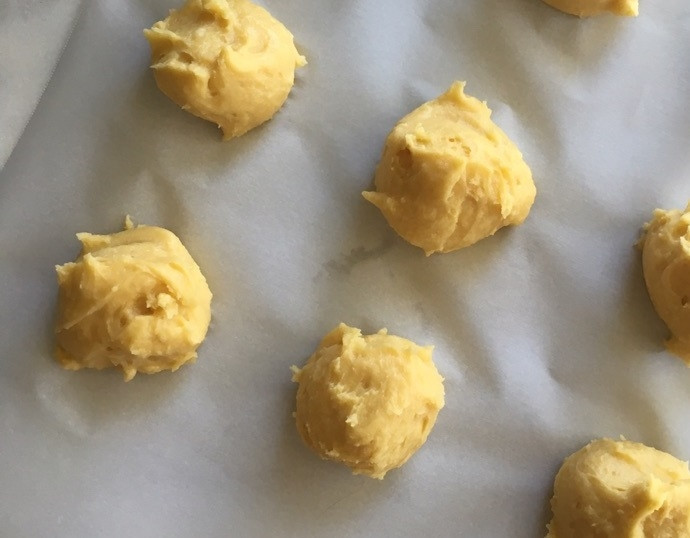 1. Этап. Бри с персиком: 4. На противень (с помощью столовой ложки) положите шарики из теста.