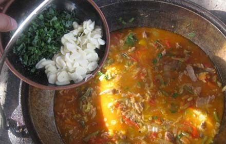 1. Этап. Лагман с капустой: Добавьте зелень и чеснок.