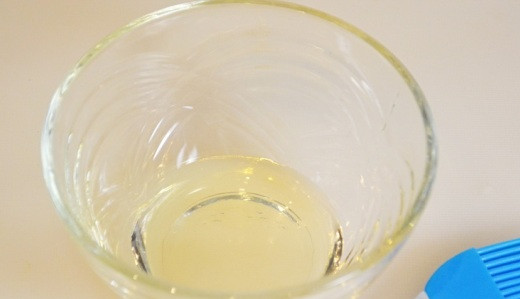 1. Этап. Блины с корицей: В небольшую мисочку наливаем растительное масло. Его мы будем использовать для смазки сковороды. Это удобно делать с помощью силиконовой кисточки.