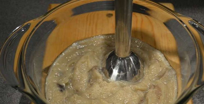 1. Этап. Грибной суп пюре в мультиварке: После сигнала, содержимое чаши перелейте в другую емкость в которой, при помощи блендера, делаем пюре.