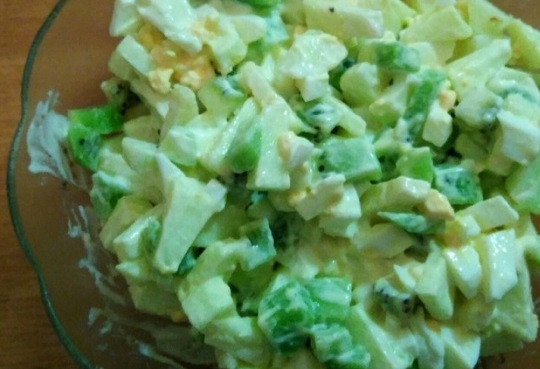 1. Этап. Салат из крабовых палочек с киви: 5. Готовые яйца остудите, очистите и мелко нарежьте. Соедините в небольшом салатнике киви, яблоко и яйца. Дополните майонезом и солью по вкусу, перемешайте.