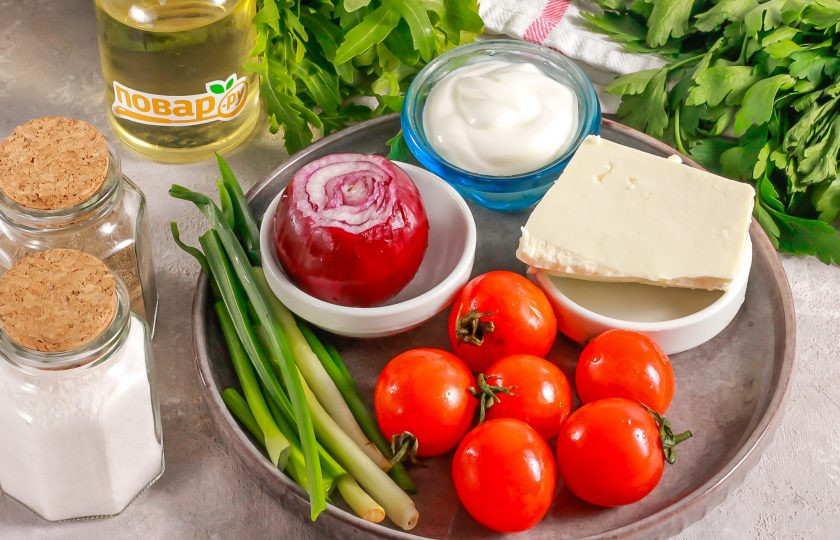 1. Этап. Салат с адыгейским сыром и помидорами: Подготовьте указанные ингредиенты. Красный лук очистите от кожуры и промойте вместе с помидорами черри. Сыр попробуйте на вкус, чтобы он не был слишком соленым.