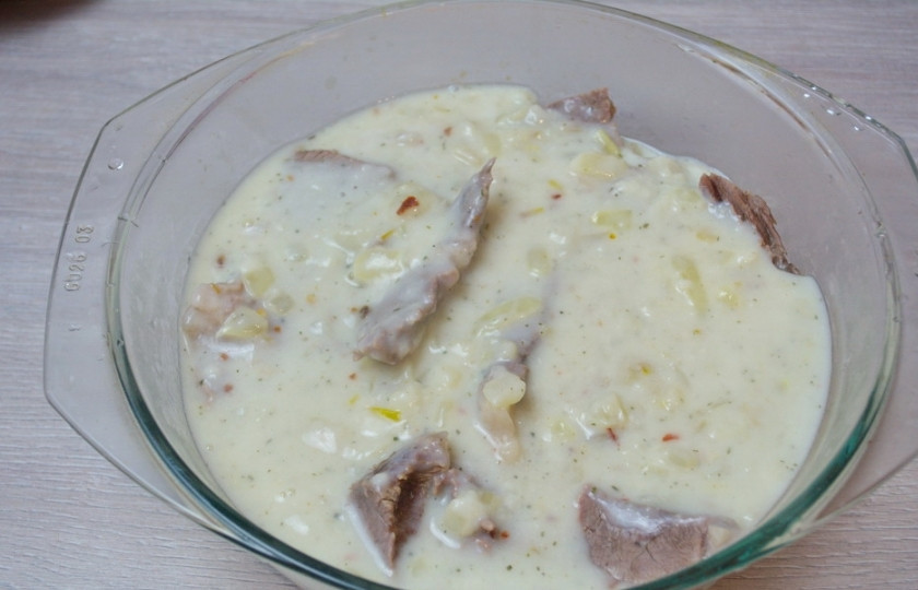 1. Этап. Мясо под соусом сметанным: Разогрейте духовку до 200 градусов. Запекайте блюдо в духовке 30 минут.