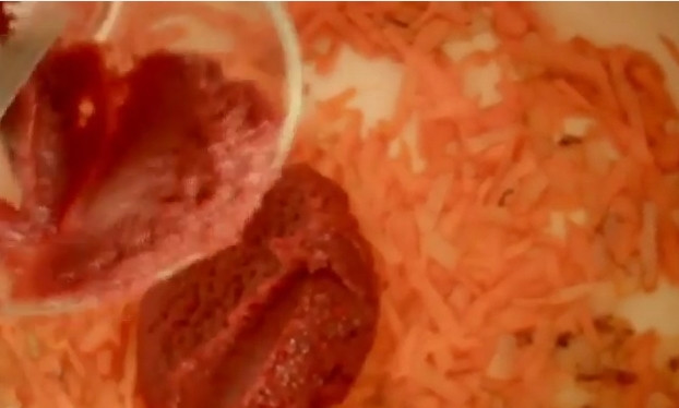 1. Этап. Домашний рассольник с рисом: 4. Поджарьте лук на растительном масле до золотистого цвета, затем добавьте морковку и томатную пасту. Тушите на протяжении 5 минут.