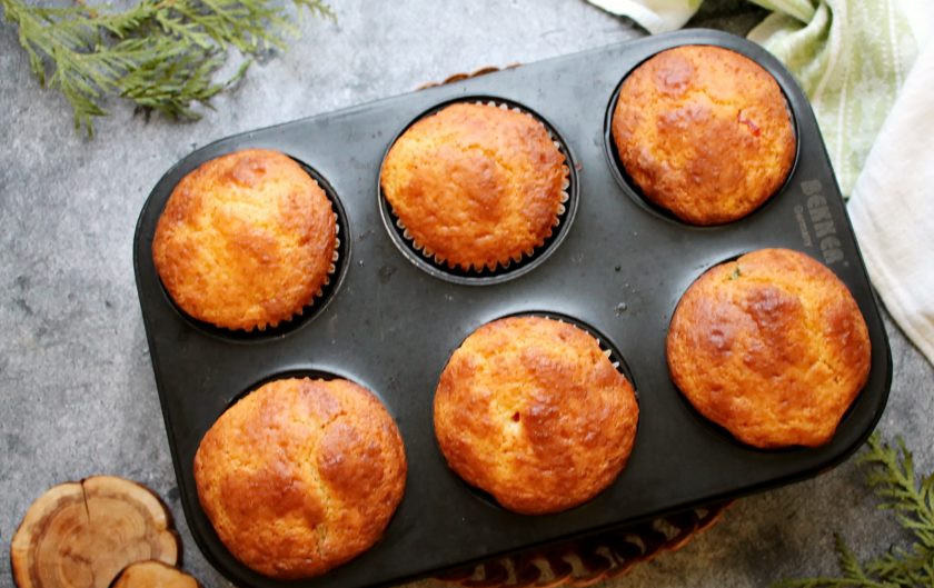 1. Этап. Кукурузные кексы с цукатами: Поставьте кексы в горячую духовку и выпекайте при температуре 180 градусов в течение 20-25 минут, до готовности. Готовые кексы достаньте из духовки, остудите и подавайте к столу.