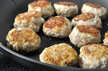 1. Этап. Митболы с сыром Моцарелла: 6. Обжарьте митболы до готовности в течение 30 минут.