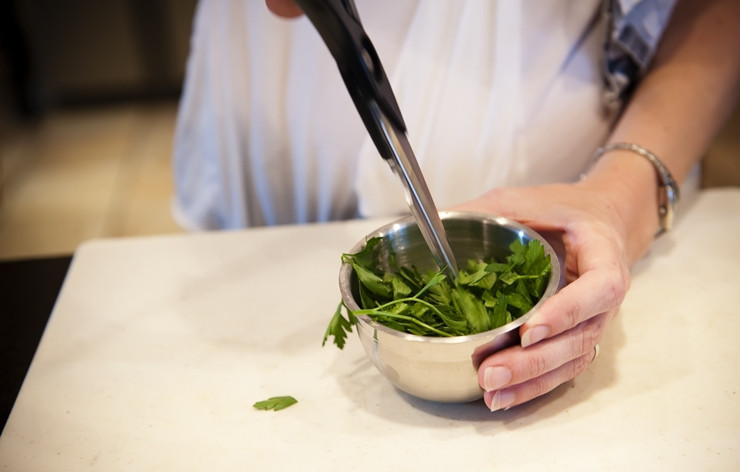 1. Этап. Говядина по-итальянски: 2. Петрушку промойте и измельчите. Смешайте с розмарином.