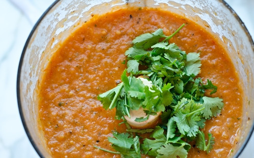 1. Этап. Соус Сальса классический: Взбейте массу в кашу. Затем добавьте в неё немного измельченную кинзу (можно порвать руками) и сок лайма.