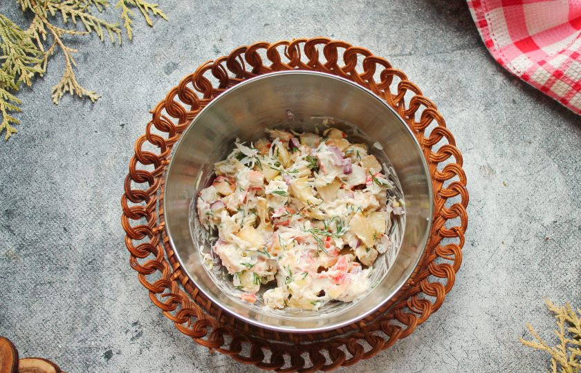 1. Этап. Салат с крабом и персиками: Заправьте салат майонезом, посолите, при желании поперчите, перемешайте и сразу подавайте к столу.