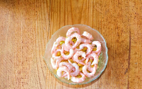 1. Этап. Салат с креветками и зеленым луком: Креветки очистите и выложите ровным слоем.