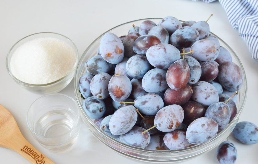 1. Этап. Варенье из сливы без косточек: Подготовьте ингредиенты, сахар, стаканчик небольшой воды. Приступим!