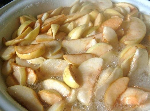 1. Этап. Варенье из яблок дольками с содой: Пустившие сок яблоки поставьте на огонь и доведите до кипения.