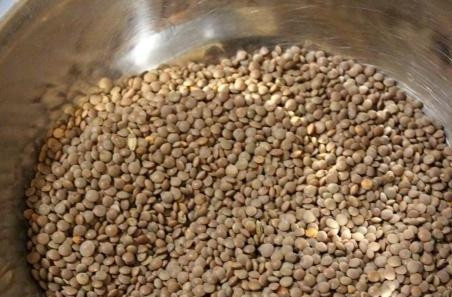 1. Этап. Тушеная чечевица: Переберите и промойте чечевицу. Потом поставьте её на огонь и варите 30 минут в одном литре воды.