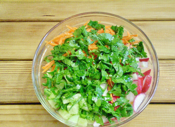 1. Этап. Салат из зелени и овощей: 7. Солим по вкусу, добавляем зелень и оливковое масло.