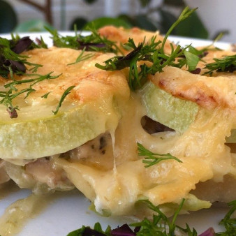 Куриная грудка под кабачками