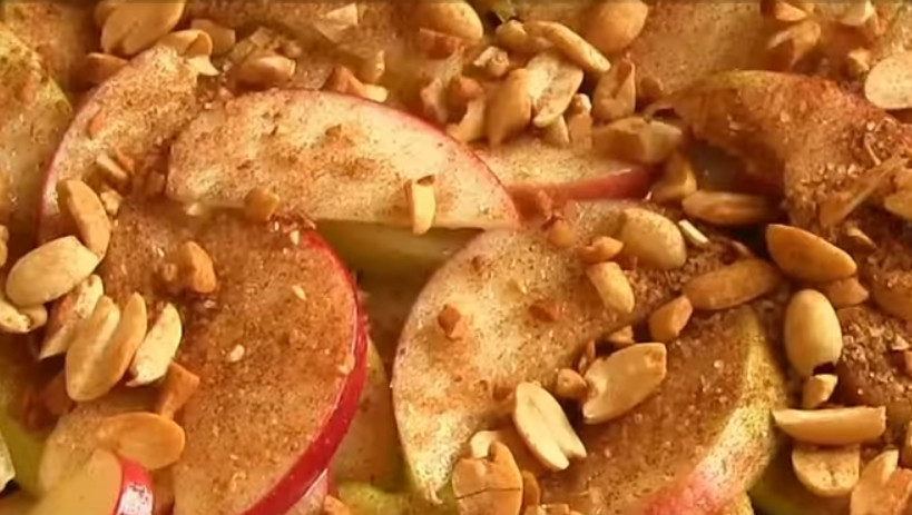 1. Этап. Яблоки с корицей, медом и арахисом: 5. Переложите яблоки в форму для выпечки, засыпьте ореховой смесью. Выпекайте при температуре 200 градусов 15-20 минут, пока яблоки не станут мягкими.