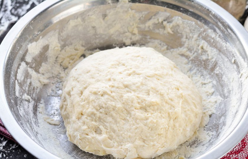 1. Этап. Чебуреки с индейкой: Замесите тугое тесто, вымешивайте 3-4 минуты. Оставьте отдыхать на 15-20 минут, прикрыв полотенцем.