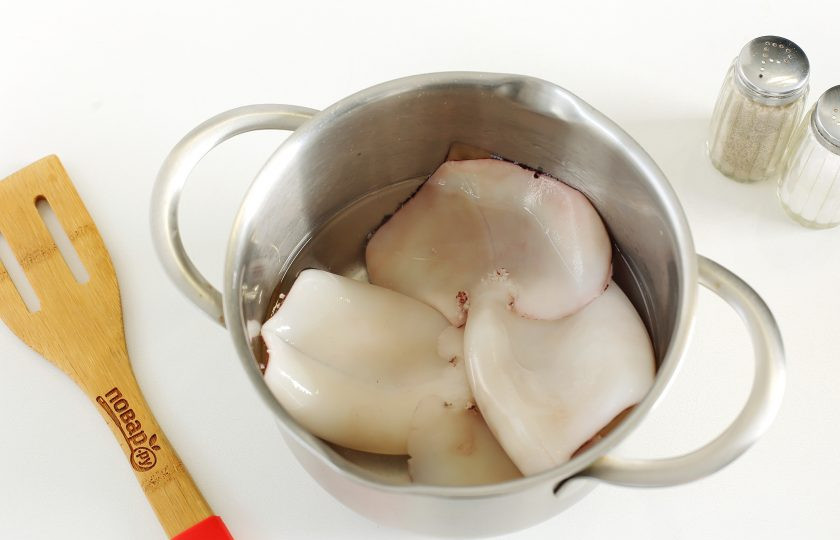 1. Этап. Кальмары по-гречески: Тушки кальмаров обдайте кипятком, а затем сразу опустите в ледяную воду. Очистите кальмары от пленки и внутренностей, а затем промойте.