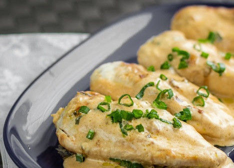 1. Этап. Курица в сметане с луком: Подавая к столу, украсьте свежим зеленым луком. Приятного аппетита!