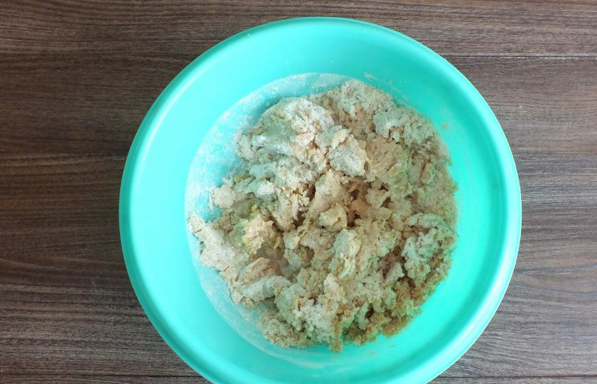 1. Этап. Спекулос: Добавьте молоко и взбейте миксером.