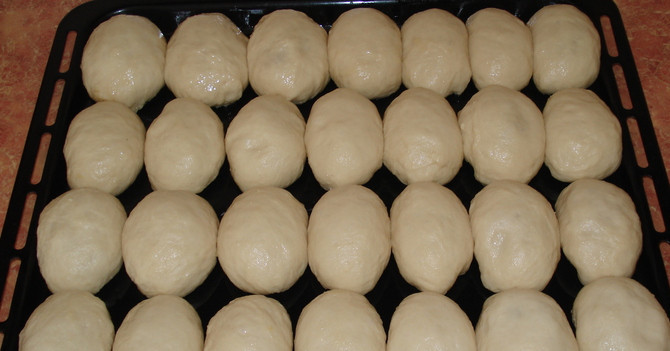 1. Этап. Пирожки с горохом в духовке: 7. Смажьте поверхность растительным маслом и раскатайте каждый шарик. В центр положите столовую ложку начинки (если делаете пирожки среднего размера) и заверните их.