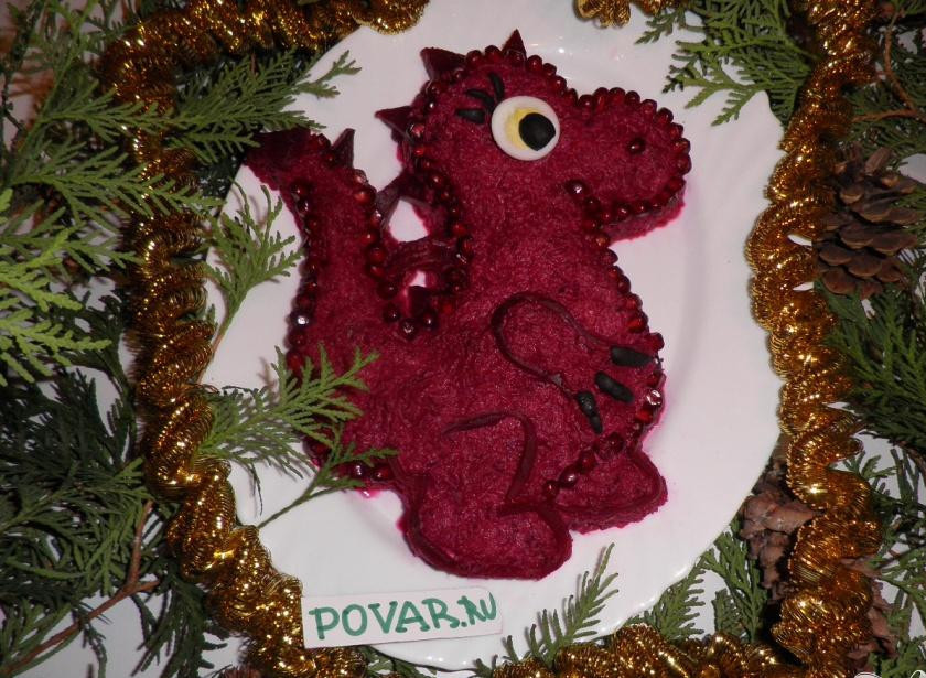 1. Этап. Салат Дракончик: Готовый салат осталось украсить. И у нас на столе вкусный символ наступающего Нового года! Всех с наступающим Новым годом!!!