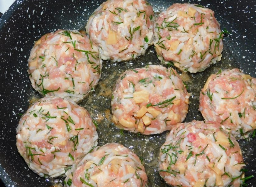 1. Этап. Тефтели с грибами в сливочно-томатном соусе: Сформируйте тефтели и обжарьте со всех сторон.