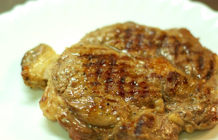 1. Этап. Антрекот из говядины: Готовое мясо выкладываем на тарелочку.