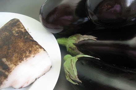 1. Этап. Баклажаны с салом на мангале: Баклажаны хорошенько промываем и высушиваем.