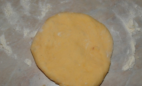 1. Этап. Картофельные булочки: Каждый кусочек раскатайте в лепёшку. Края соберите в центр. Покатайте тесто по столу ладонью, чтобы получился шарик.