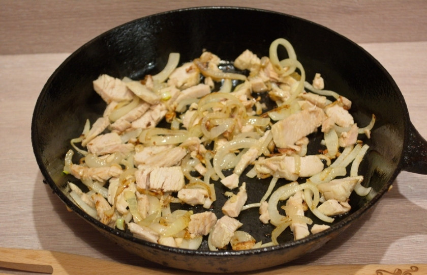 1. Этап. Ньокки с мясным соусом: 9. Добавляем нарезанное мясо птицы.