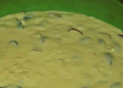 1. Этап. Бисквит с сухофруктами: Выкладываем тесто с сухофруктами в форму.