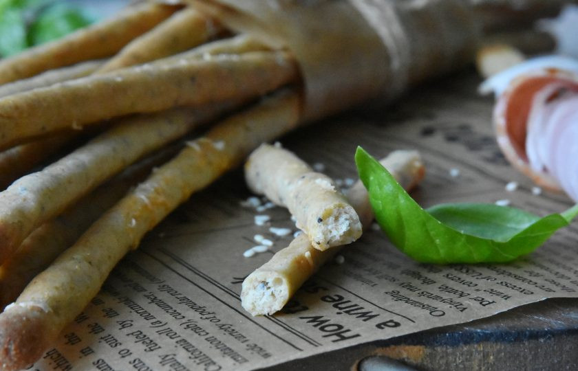 1. Этап. Гриссини на закваске: Готовьте больше, это так вкусно, невозможно оторваться! Палочки получаются не только вкусными, но и полезными.