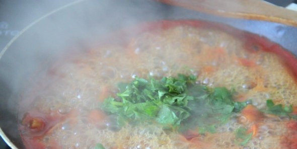 1. Этап. Отбивная по-цыгански: Добавьте измельчённую петрушку, соль и перец. Перемешайте и тушите соус 3 минуты.