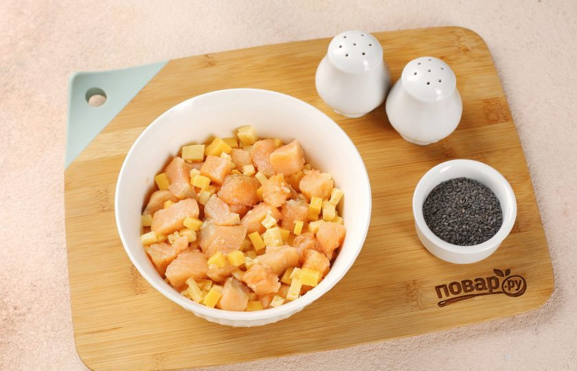 1. Этап. Заливной пирог с красной рыбой: Соедините нарезанную рыбу и нарезанный мелкими кубиками сыр. Перемешайте. Начинка готова.