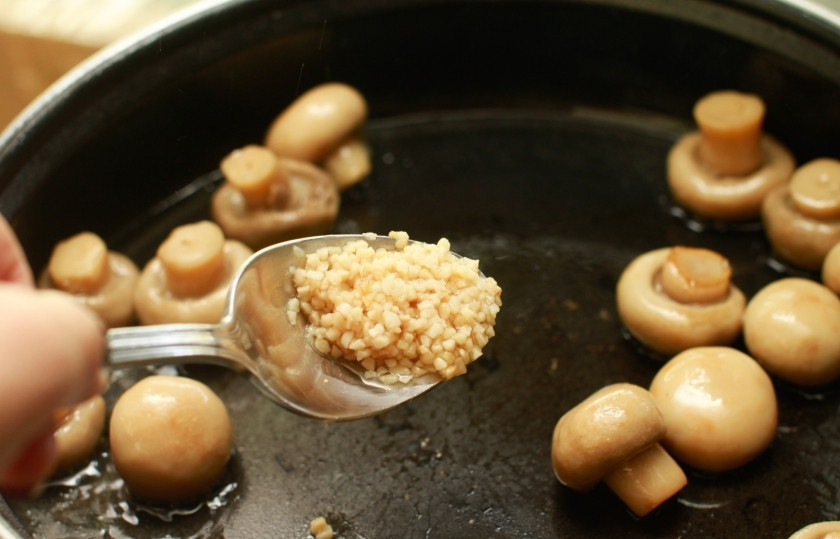 1. Этап. Соте из шампиньонов: Очень мелко порубите чеснок и красный перец Чили. Добавьте их к почти готовым шампиньонам и перемешайте всё вместе.