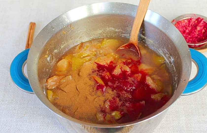 1. Этап. Начинка для зимних пирогов из груш с лимонником и корицей: Корицу и лимонник добавляем к груше и продолжаем уваривать на малом огне.