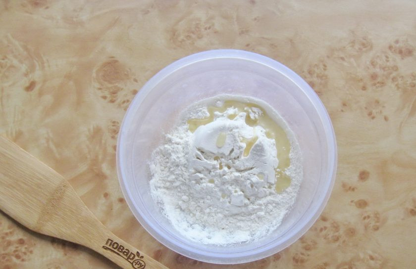 1. Этап. Ленивые вареники с капустой: В миску насыпьте муку, добавьте пару щепоток соли.