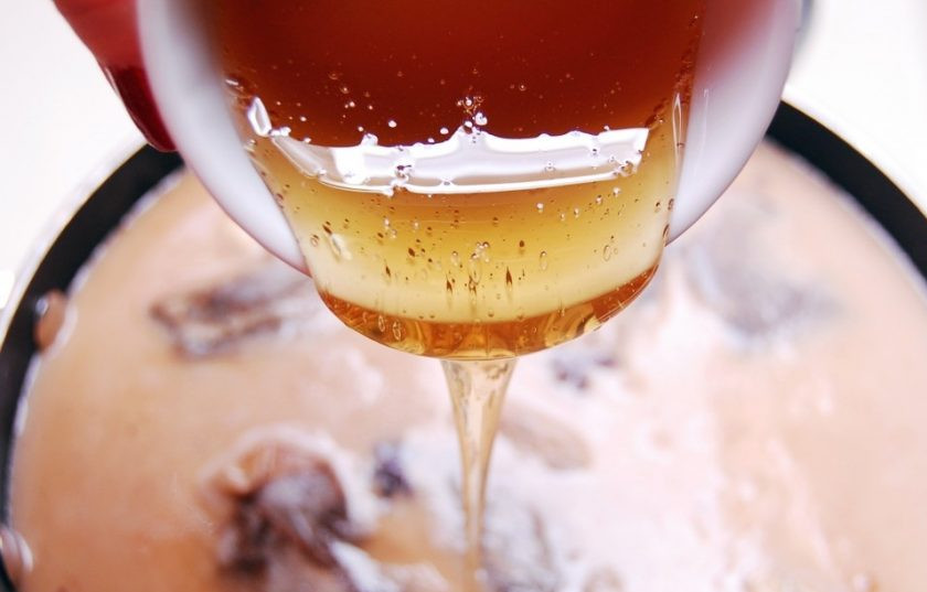 1. Этап. Ароматный чай с бурбоном: 3. Следом, постоянно помешивая, добавьте мёд. Снимите жидкость с огня. Дайте ей настояться 10 минут, а потом процедите через марлю.