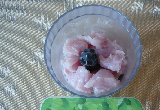 1. Этап. Запеченная закуска из филе грудки индейки: Филе грудки индейки нарезать на небольшие кусочки или измельчить в чаше блендера.